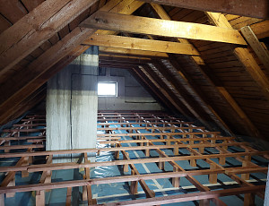 Zateplení stropu rodinného domu pomocí foukané izolace